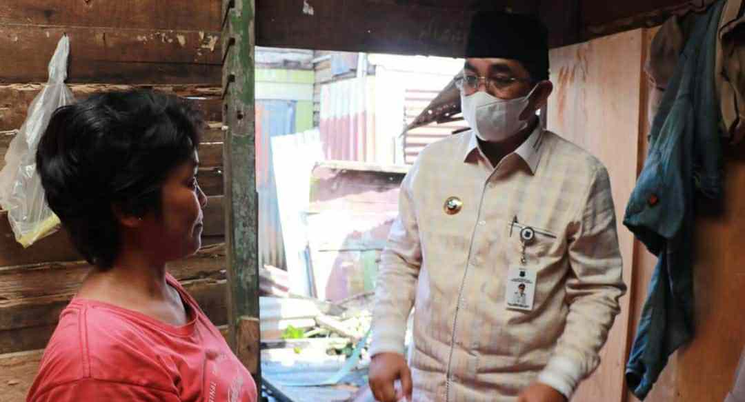 Bupati Anwar saat tinjau lokasi kebakaran di Jalan Ketapang, Gang Mulya RT 22 