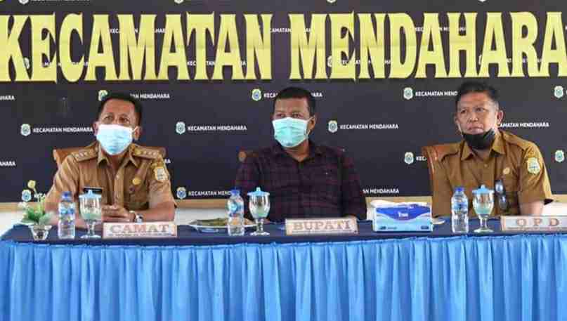 Bupati Romi saat penyerahan alat tangkap ke kelompok nelayan Mendahara Ilir