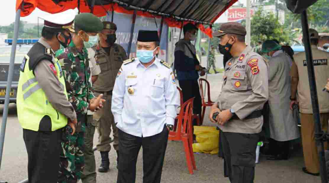 Gubernur Al Haris saat meninjau pos penyekatan PPKM Kota Jambi