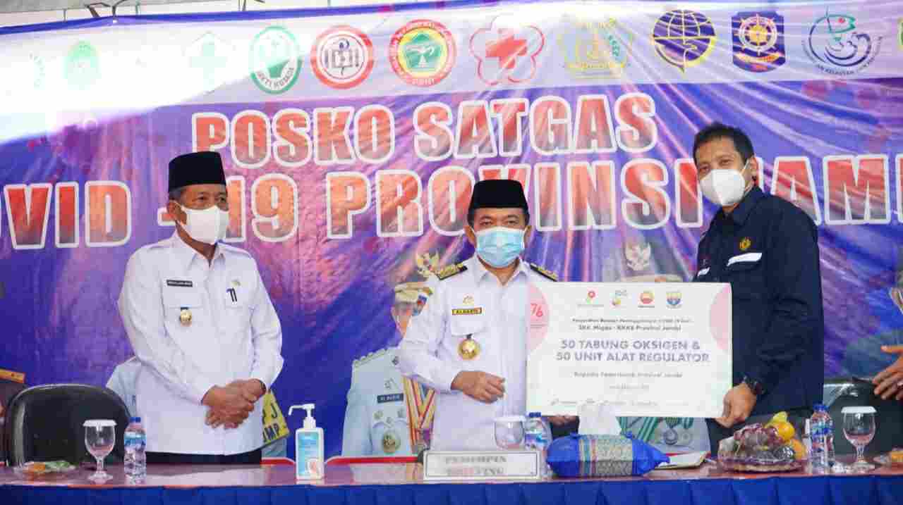 Gubernur Al Haris dan Wagub Abdullah Sani saat terima bantuan dari SKK Migas dan KKKS