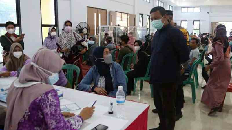 Bupati Romi saat tinjau vaksinasi Covid-19 oleh Polres Tanjab Timur