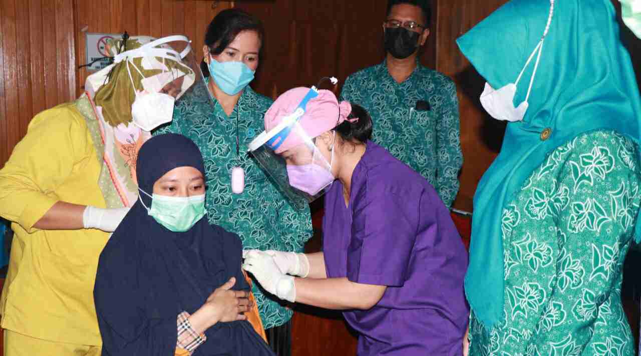 Hj Fadhilah Sadat saat vaksinasi Covid-19 untuk ibu hamil di Tanjab Barat