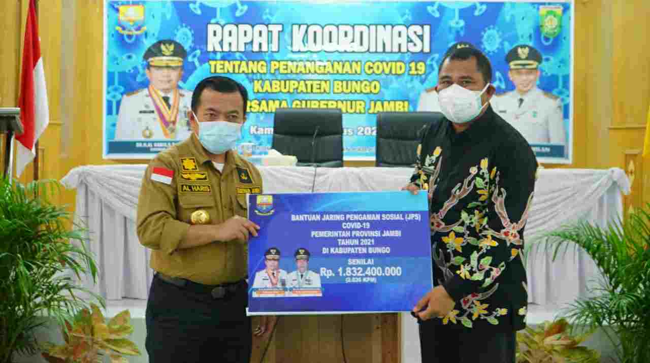 Gubernur Al Haris saat serahkan bantuan JPS Covid-19 ke Bupati Mashuri