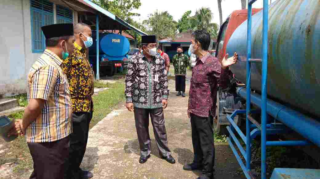 Bupati Anwar saat tinjau PDAM Parit 2