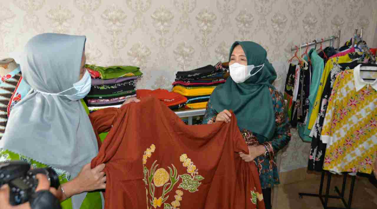Hesti Haris saat kunjungi Rumah Produksi Batik Bersama di Bungo