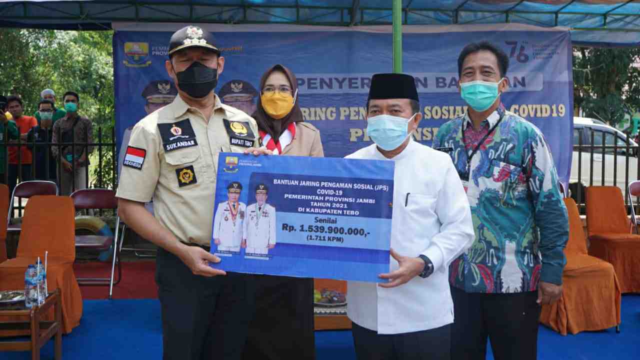 Gubernur Al Haris saat serahkan bantuan JPS ke Bupati Sukandar