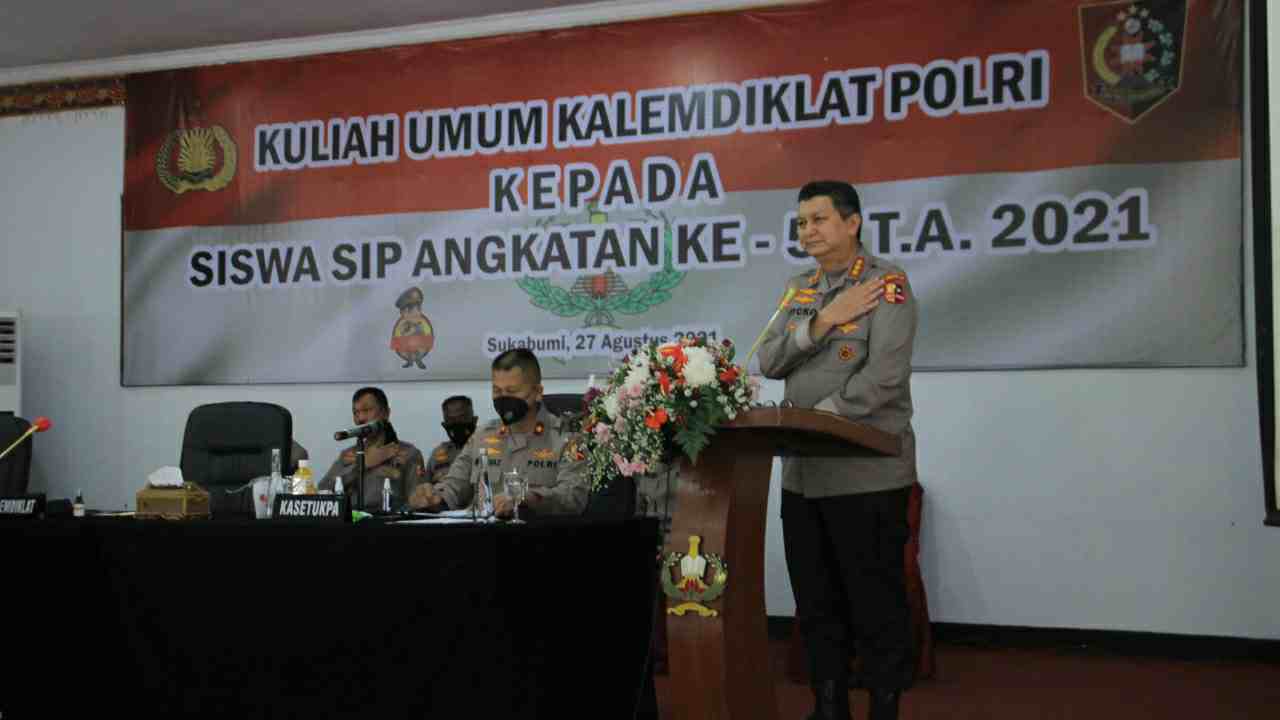 Kalemdiklat Polri, Komjen Rycko Amelza Dahniel saat berikan kuliah umum kepada siswa SIP angkatan 50