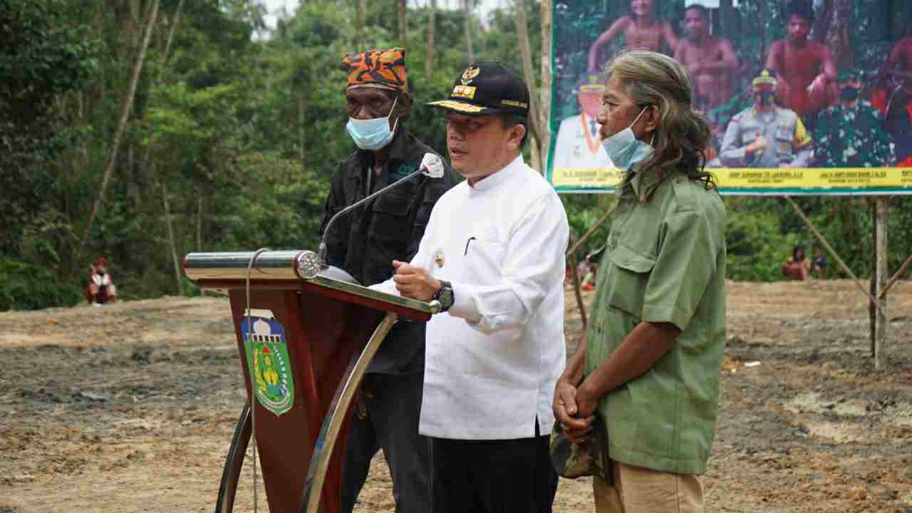 Gubernur Al Haris saat resmikan kawasan khusus wilayah MHA SAD Kelompok Temenggung Apung