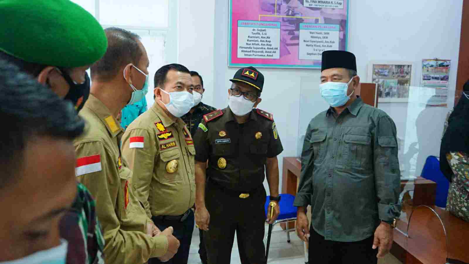 Gubernur Al Haris didampingi Mashuri saat serahkan alat PCR ke Labkesda Merangin
