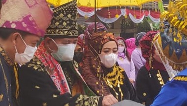 Bupati Mashuri dan istri saat tiba di Rumdis Bupati Meragin yang disambut dengan acara adat