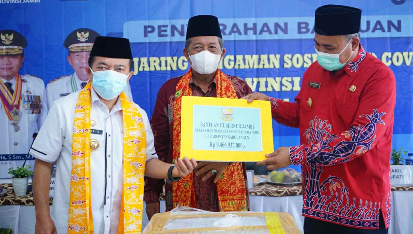 Gubernur dan Wagub Jambi saat serakan bantuan ke Wabup Sarolangun