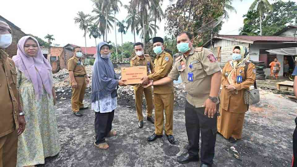 Bupati Mashuri saat kunjungi korban kebakaran Sanggar Seni milik Ibu Ira