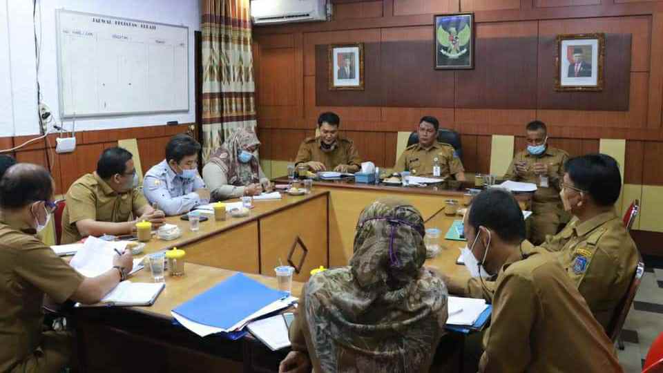 Wabup Hairan saat pimpin rapat inventarisasi dan evaluasi perizinan PT RAAL dan PT PMJ