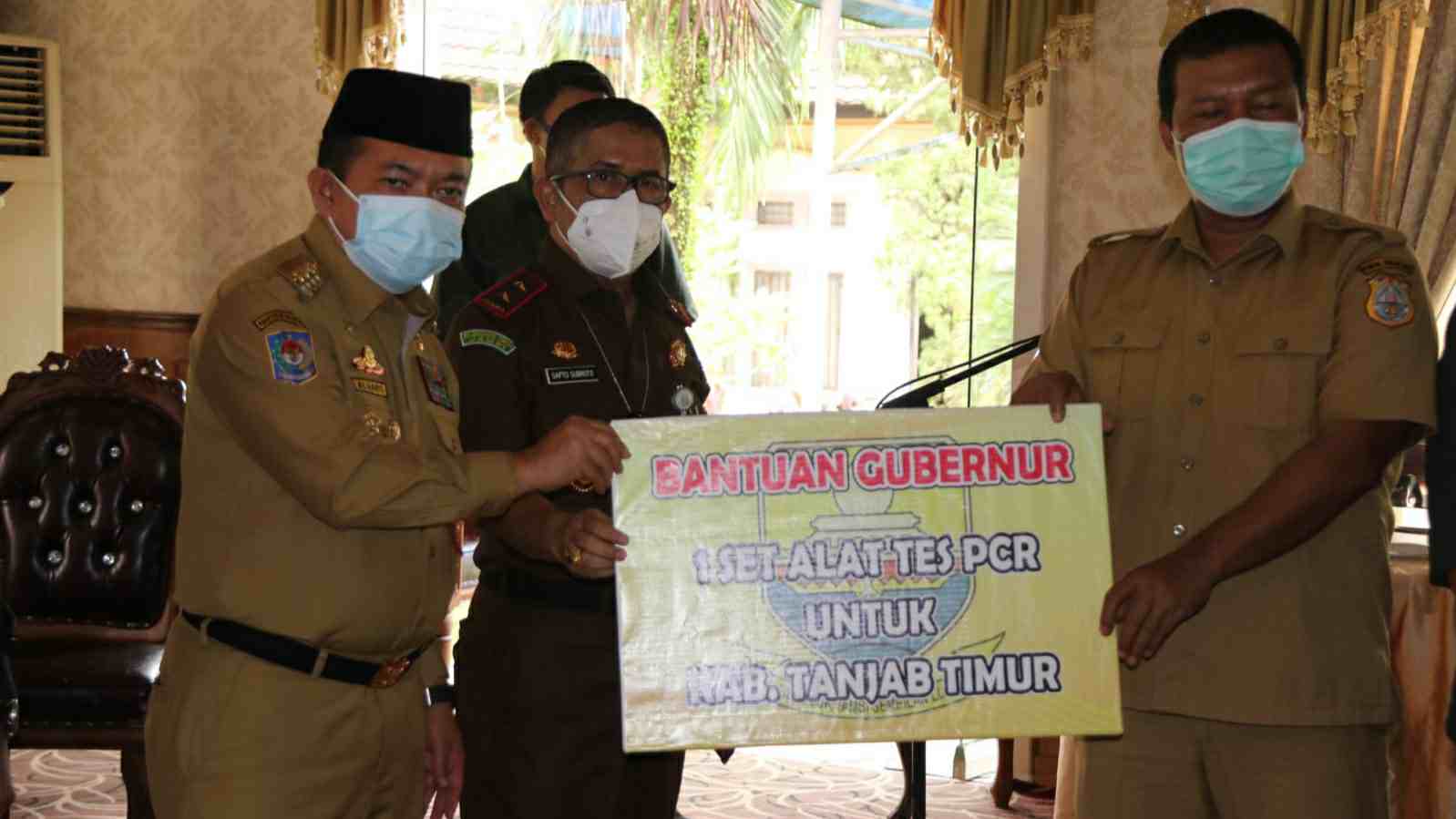 Gubernur Al Haris saat serahkan bantuan alat PCR ke Bupati Romi