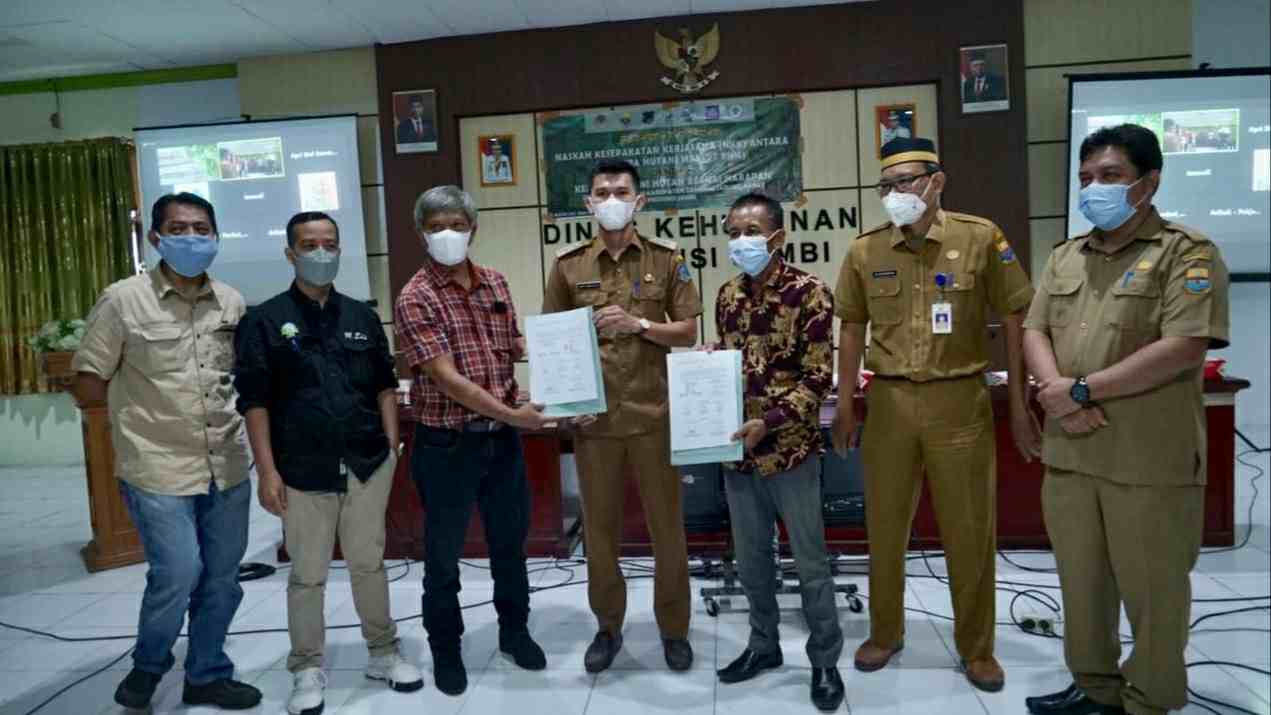 Persetujuan Kemitraan Kehutanan antara KTH Bernai Harapan dengan PT RHM