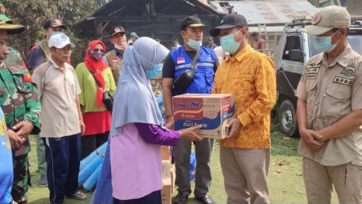 Mashuri saat berikan bantuan korban kebakaran di Bukit Bungkul, Kecamatan Renah Pamenang