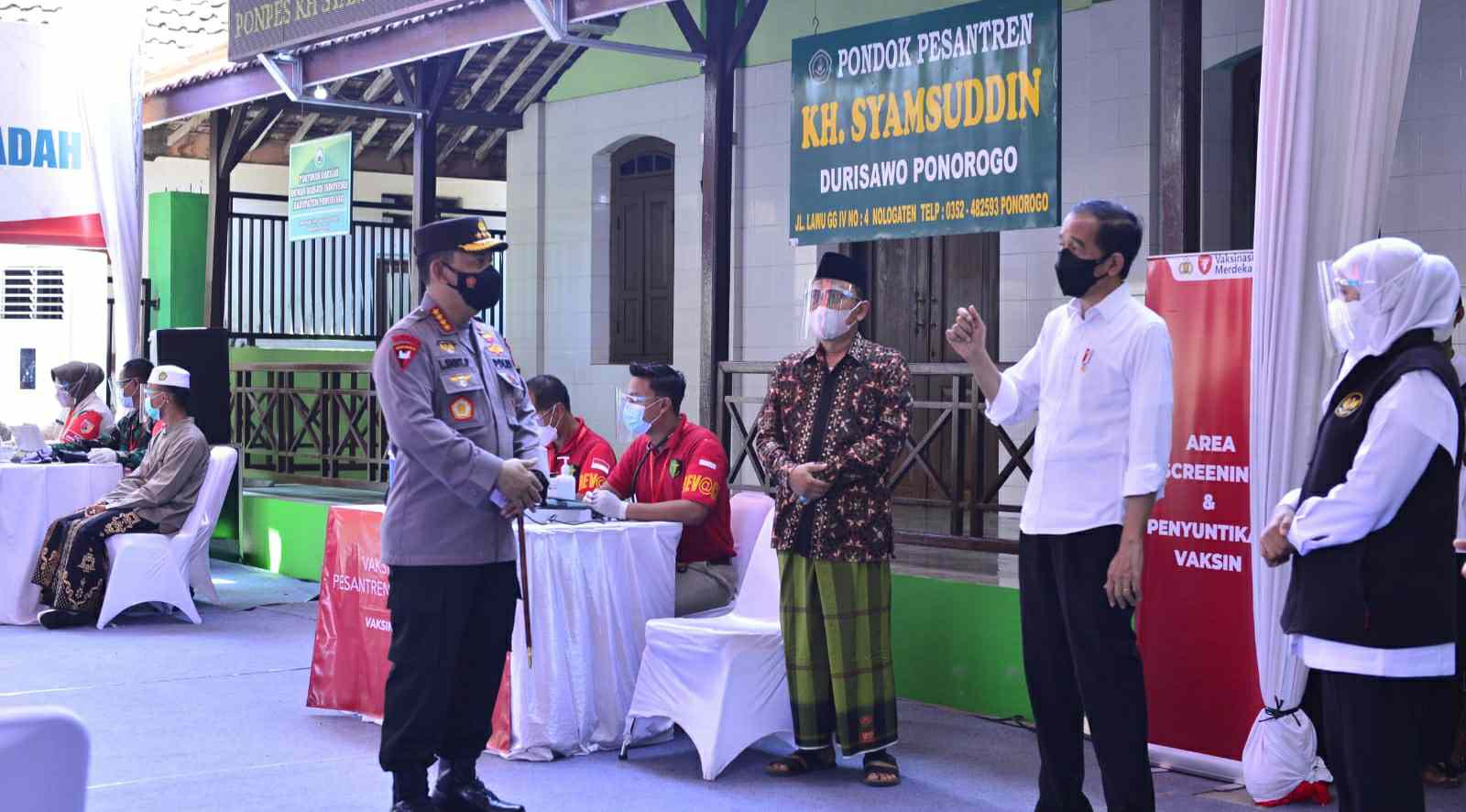 Presiden Jokowi dan Kapolri saat tinjau vaksinasi merdeka bersama rumah ibadah dan Ponpes