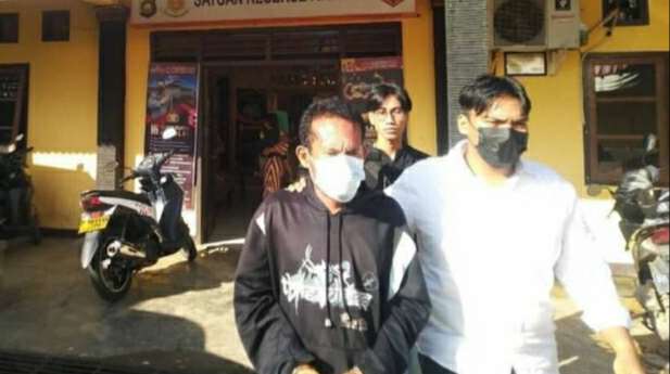 Pelaku (baju hitam) saat diamankan polisi