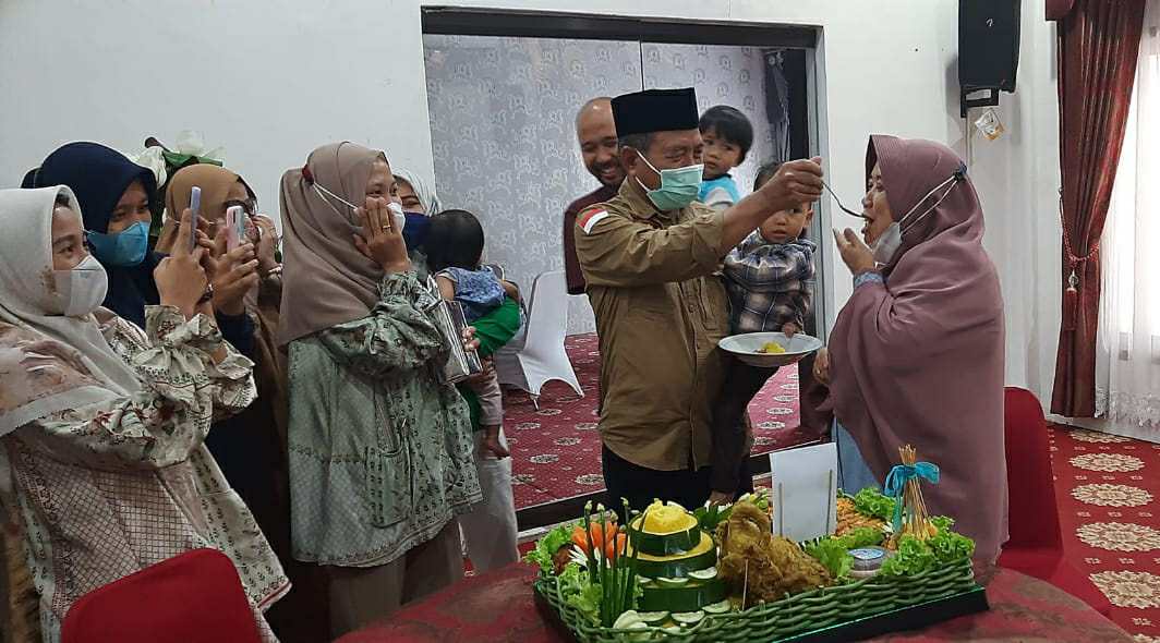 Kejutan dari keluarga dan PKJM untuk Bupati Mashuri