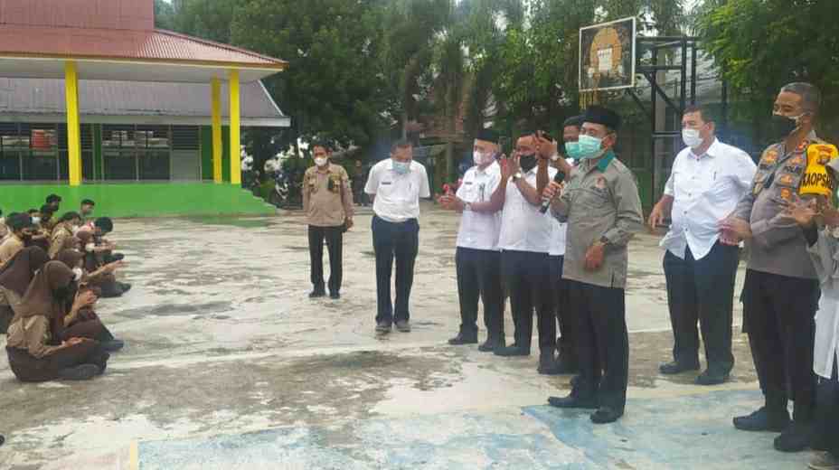 Mashuri bersama Kapolres Merangin saat pantau vaksinasi Covid-19 pelajar di SMA 1 Merangin