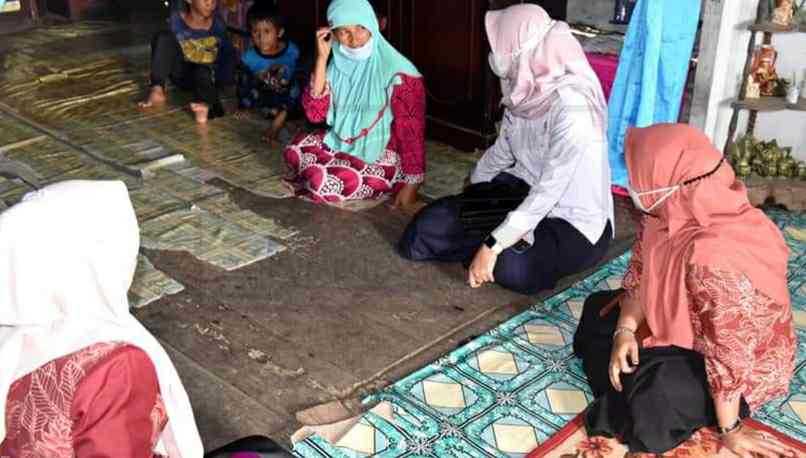 Bunda Wirdayanti saat kunjungi anak korban kekerasan ayahnya