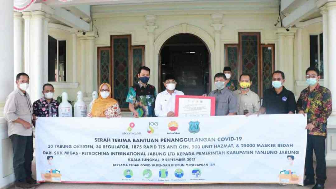 Bupati Anwar Sadar saat terima bantuan dari SKK Migas-Petrochina