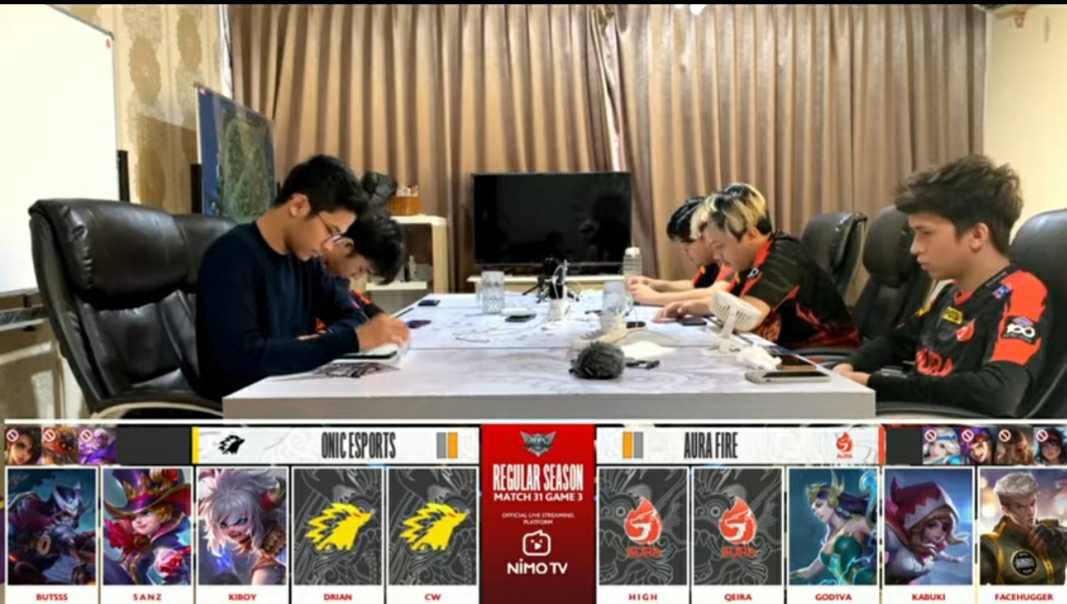 Aura Fire saat bertanding melawan Onic di MPL ID Season 8 minggu kelima hari kedua