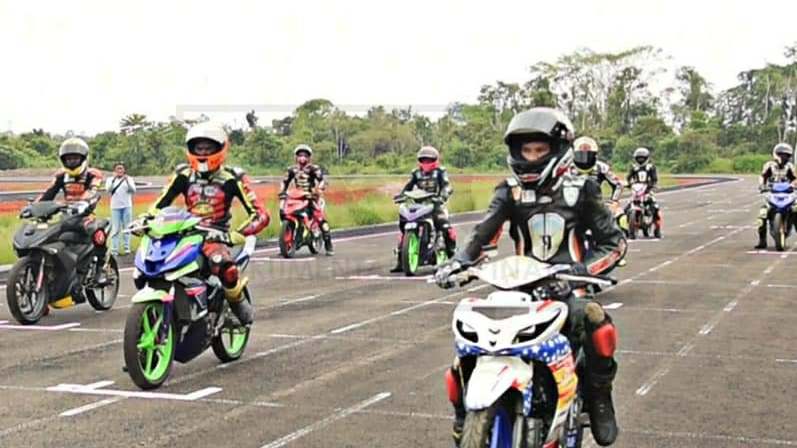 Pebalap kejurnas asal Jambi saat latihan di Sirkuit Zabak