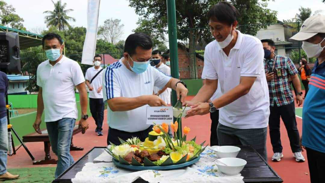 Gubernur Al Haris saat resmikan lapangan tenis Pelindo II Jambi