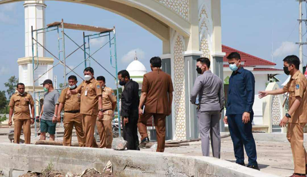 Wabup Hairan saat tinjau persiapan MTQ ke-50 di area Masjid Syaikh Utsman Kuala Tungkal