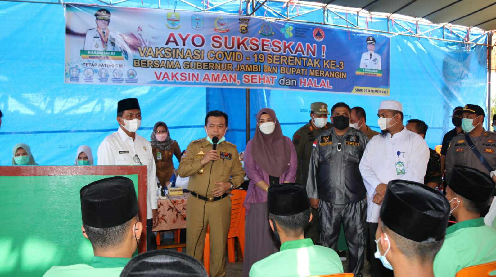 Gubernur Al Haris saat meninjau pelaksanaan vaksin Covid-19 pelajar di Merangin