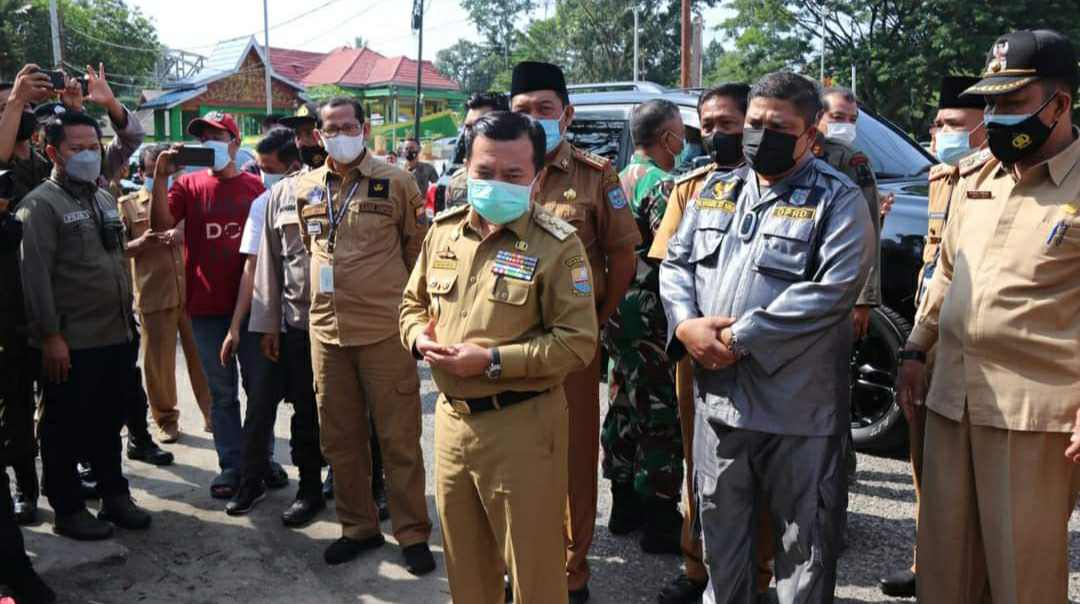 Gubernur Al Haris saat berikan bantuan korban kebakaran di Pasar Bawah Bangko