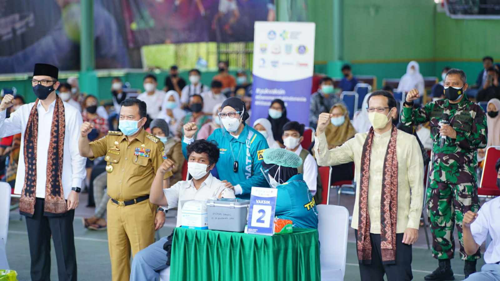 Gubernur Al Haris dampingi Mneteri Nadiem Makarim saat pantau vaksinasi pelajar