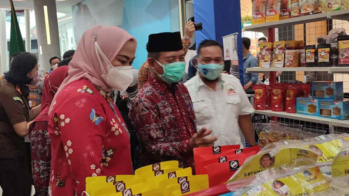 Bupati Mashuri saat buka bazaar Kabupaten Karawang