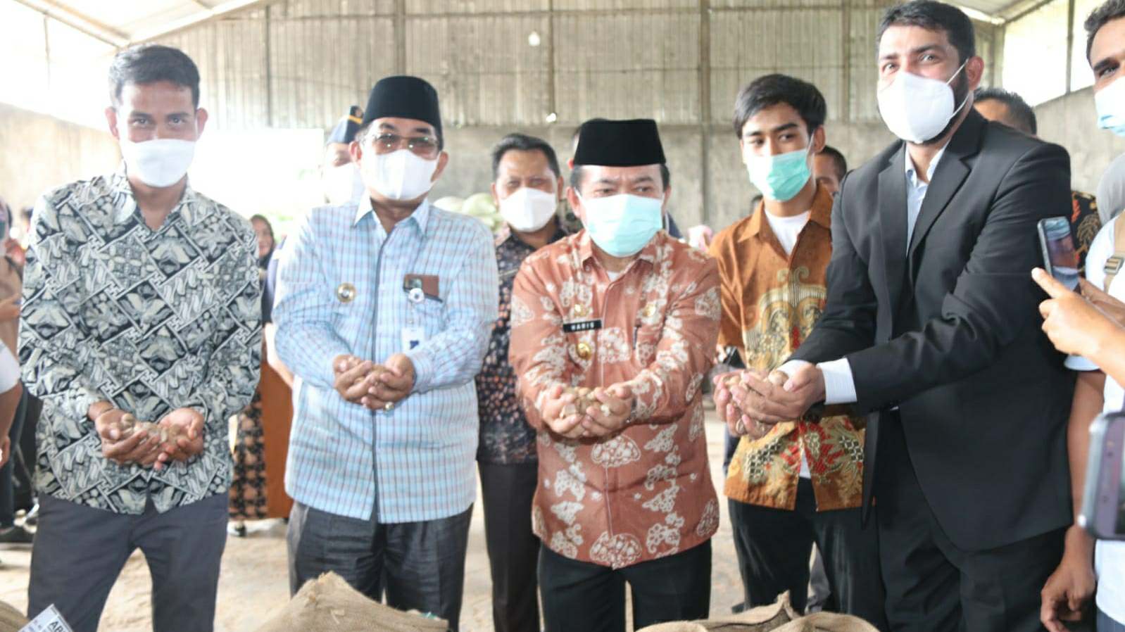 Gubernur Al Haris didampingi Bupati Anwar Sadat saat lepas ekspor pinang ke Saudi Arabia