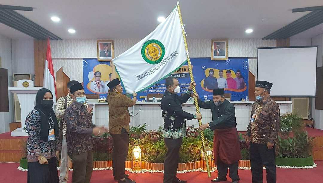 Syarasadin saat terima pataka IKBJ