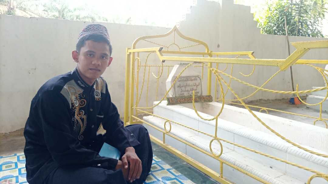 Angga Ade Saputra saat berziarah di makam Almaghfurlah KH. Syamsudin Ahmad