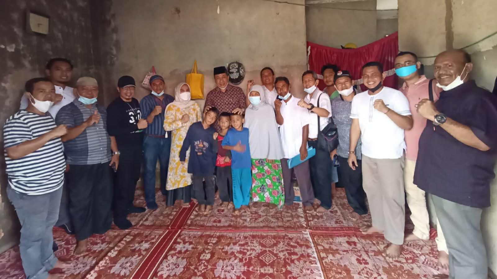 Syahrasaddin dan anggota IKBJ saat berikan santunan ke kediaman Nenek Nurhayati
