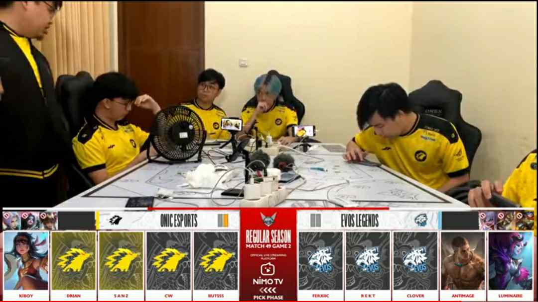 Onic saat berhadapan dengan EVOS Legends di minggu ketujuh MPL ID Season 8