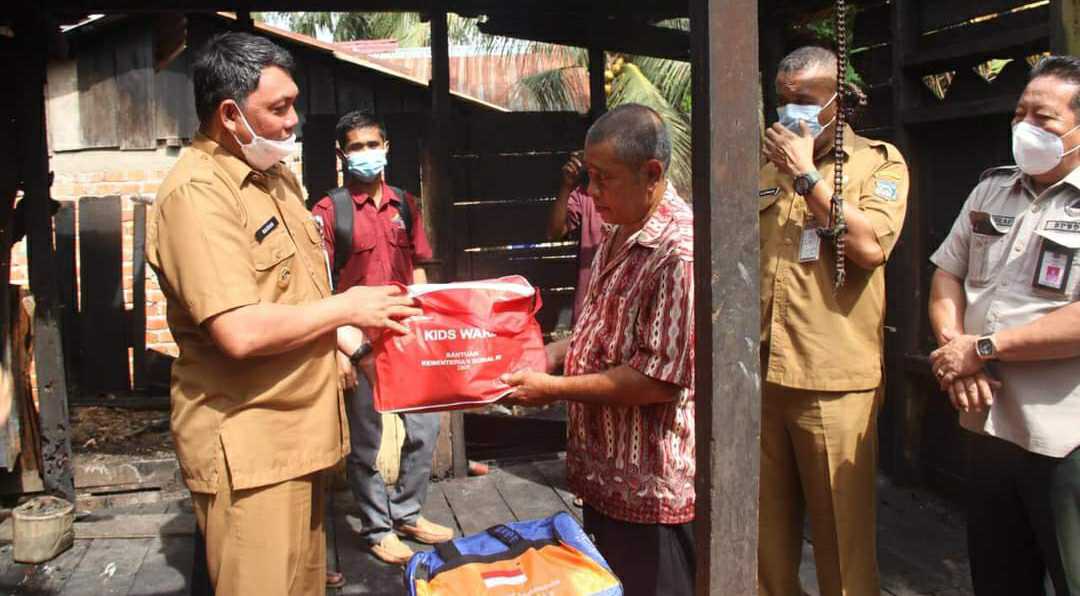 Wabup Hairan saat serahkan bantuan ke keluarga Ibu Aminah di Lubuk Kambing