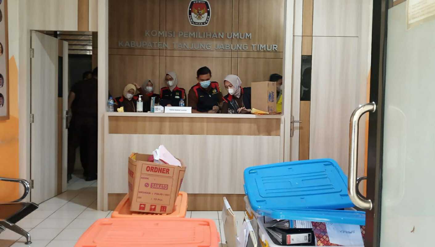 Kejari saat penggeledahan di KPU Tanjab Timur