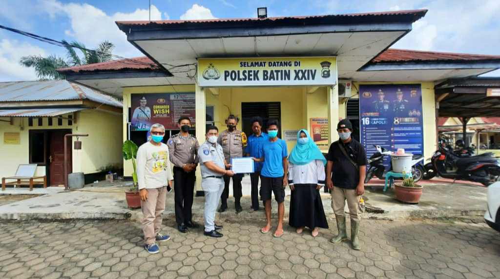 Jasa Raharja saat serahkan santunan korban SAD yang meninggal dunia ke ahli waris