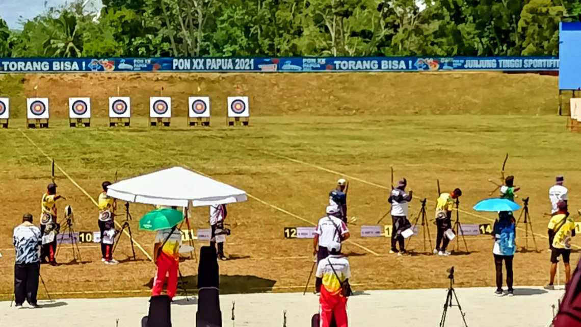 Atlet panahan Jambi saat berlaga di babak semifinal PON XX Papua 