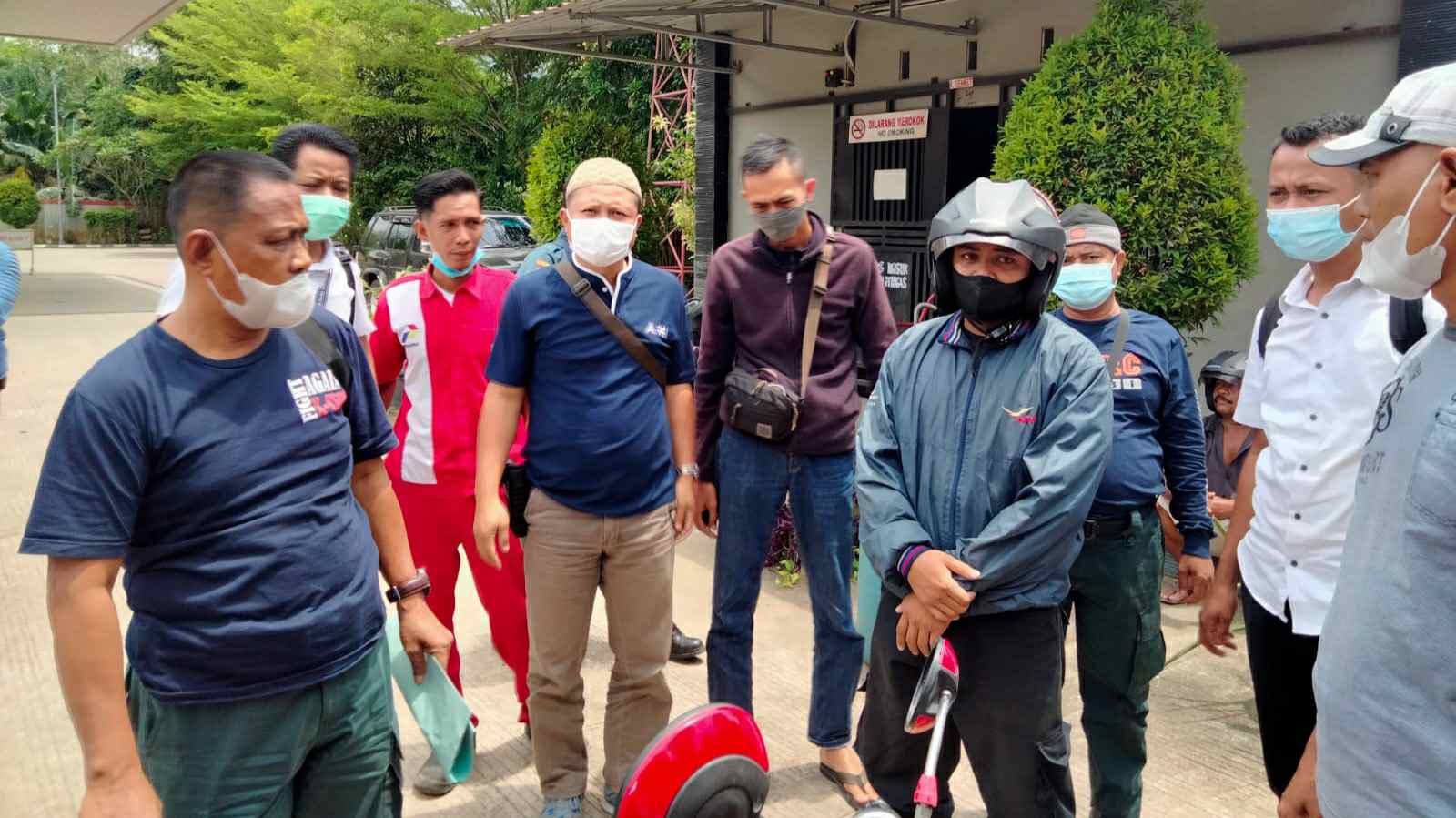 Tim gabungan saat amankan pelaku perdagangan 8,2 Kg sisik tringgiling 