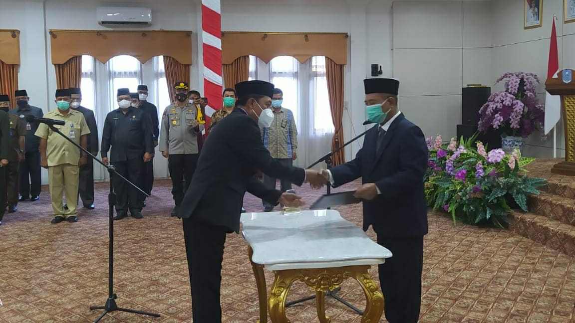 Bupati Mashuri saat lantik Fajarman sebagai Sekda Merangin