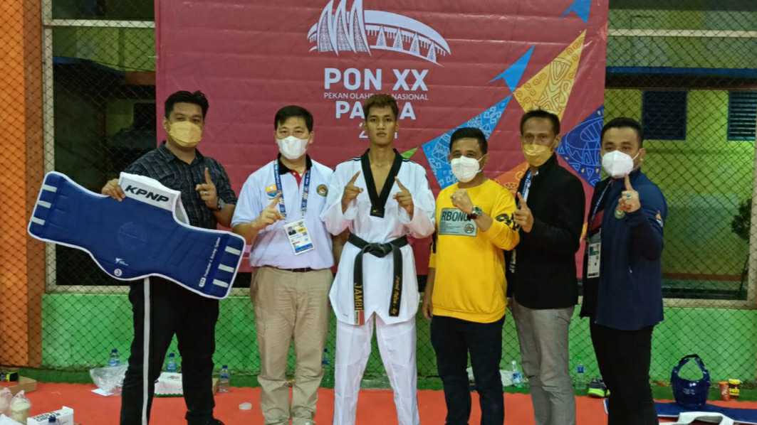 Atlet Taekwondo Jambi saat raih medali di PON Papua
