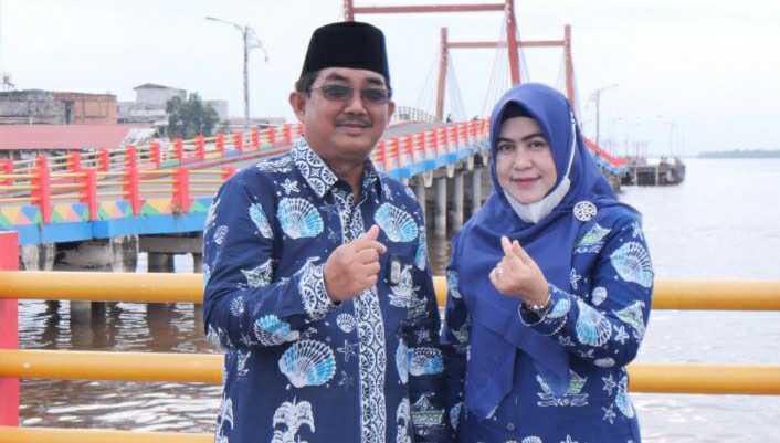 Umi Dhilah Sadat dan Bupati Anwar Sadat 