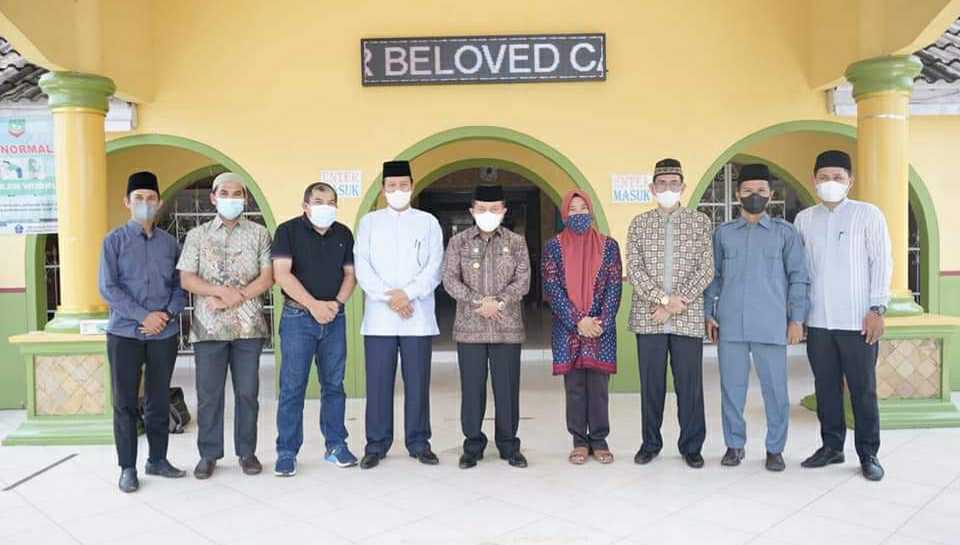Gubernur Al Haris saat berkunjung ke Ponpes Al Hidayah