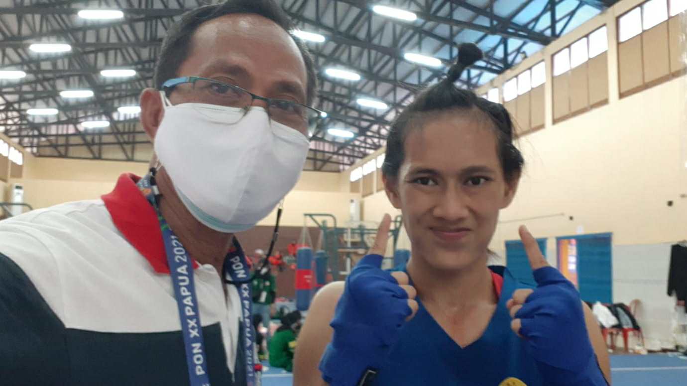 Atlet Wushu Jambi, Melisa Try Andani (kanan) peraih emas pertama untuk Jambi di PON Papua