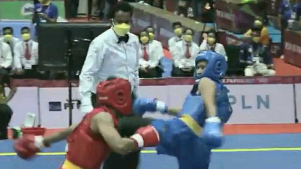 Melisa Try Andani saat bertanding di final sanda kelas 56 Kg putri di PON XX Papua 